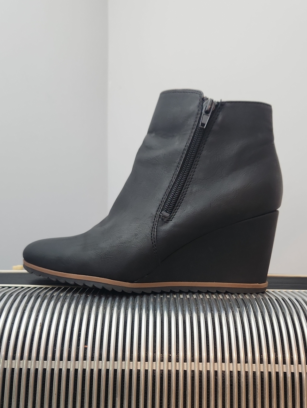 SOUL BY NATURALIZER BLACK WEDGE BOOTIE SIZE 8.5
